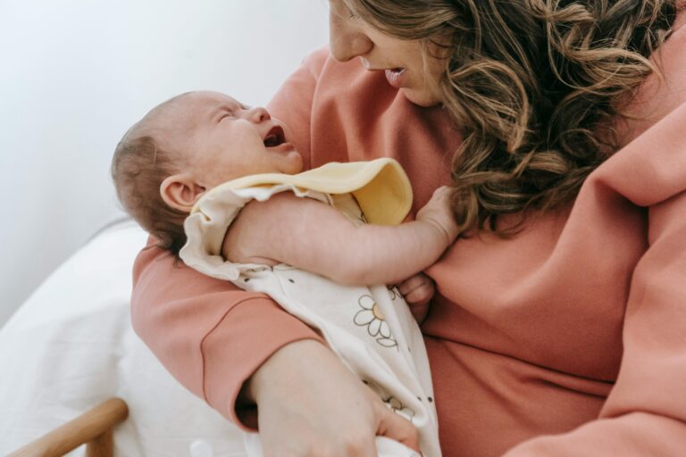 Gazrat tek bebet – pse ndodhin dhe si ta ndihmoni beben të ndihet më mirë?